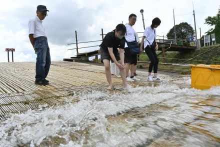 水しぶき、涼を求めて…　栃木・那須烏山の「矢沢のヤナ」観光客でにぎわう