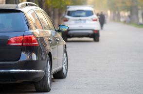 花火大会で駐車場の「空き」が見つからず路上駐車。もし通報されたら罰金はいくら取られる？