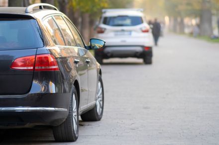 花火大会で駐車場の「空き」が見つからず路上駐車。もし通報されたら罰金はいくら取られる？