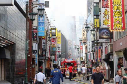 歌舞伎町のビルで火災　「爆発音」と通報　けが人情報はなし