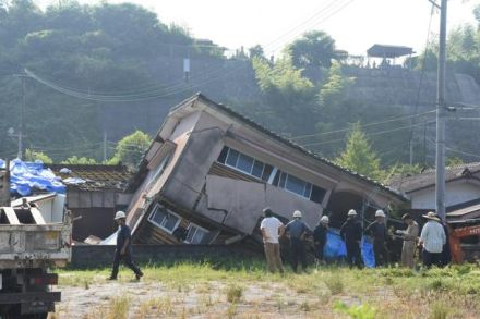 裏口から脱出「振り返ると家が崩れていた」　震度5強の鹿児島県