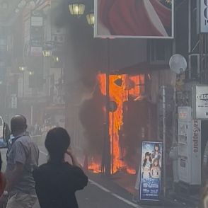 早朝の歌舞伎町でビル火災　今も消火活動続く