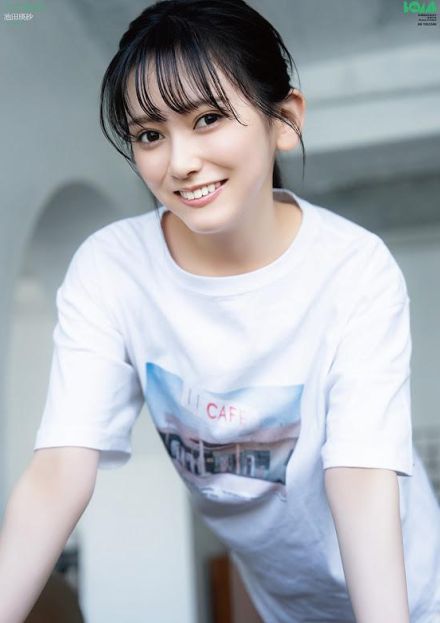 ＜乃木坂46池田瑛紗＞現役芸大生美女が「ボム」表紙に　素肌感　ノースリーブワンピも