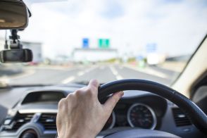 高速道路を運転中に緊急地震速報⇨これをやったらダメ。ブレーキや停車で気をつけたい4つのこと