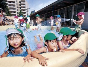 青空プール「気持ちいい」　金沢幼稚園