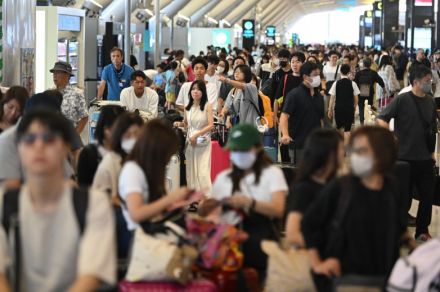 パリへ、グアムへ　お盆の出国ラッシュはじまる　関西空港