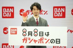 斎藤工さんもワクワクが止まらない!?ガシャポンに史上最大の超巨大カプセル