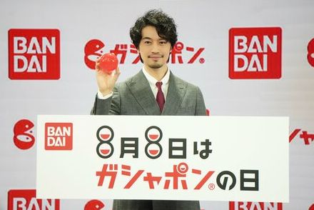 斎藤工さんもワクワクが止まらない!?ガシャポンに史上最大の超巨大カプセル