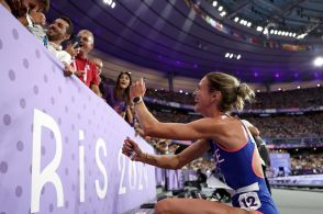 フランス陸上女子選手がレース直後にプロポーズ。差し出したのは指輪ではなかった