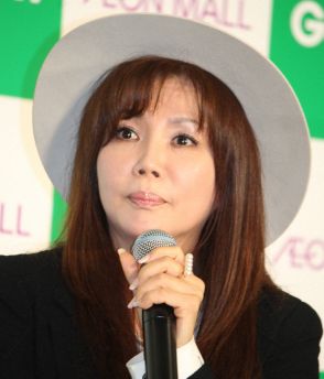 小川菜摘　夫・浜田雅功のパリ土産?　映り込んだホットドック写真に「おかえりなさい」「センス最高」の声