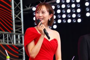 壁に穴を…比嘉愛未、ハンマー片手にニッコリ笑顔のギャップショットに「かっこよすぎ」「惚れた」の声＜スカイキャッスル＞