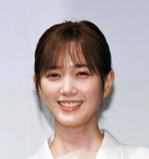 本田翼、タンクトップにメガネ姿のラフなオフショ披露「直帰する日々。地面師たちを見ます」　