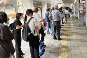 「早く帰りたい」…小田原駅前タクシー乗り場は長蛇の列　神奈川の地震で