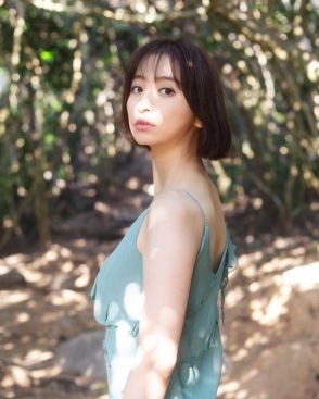 「これがほんとの大人AKB」〝美脚全開〟38歳篠田麻里子が秋葉原劇場にミニスカで降臨「スタイルが衰えるどころか良くなってる」