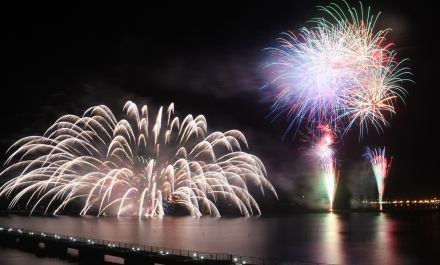 5000発が夏の夜空彩る　館山湾花火大会（千葉県）