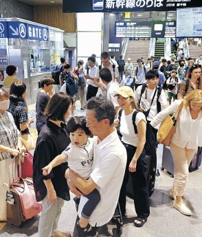 再会にほっと　金沢駅で帰省客　南海トラフ情報から一夜明け