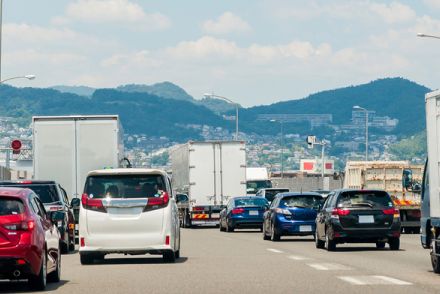 ついに自動車メーカーも呼び掛け「ファスナー合流はズルくない!!」 渋滞緩和に貢献する理由とは