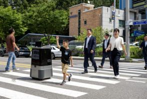 信号に合わせ、最適なルートで、横断歩道を渡る…韓国現代・起亜の配送ロボット、実験に成功