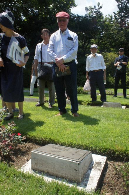 83年ぶりに父と「再会」　横浜の英連邦戦死者墓地、豪州の男性参列