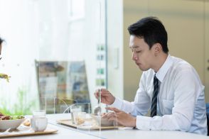 20代の男性会社員です。「1000円以内でランチ」を食べられる店が少なくて困っています。弁当を持参するのは外回りの仕事で難しいのですが、ほかに節約する方法はありますか？