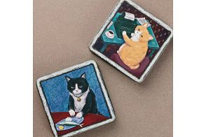 カルディ“もはや人”なネコがかわいいビスケット缶発売