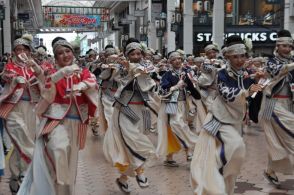 高知よさこい祭り開催、踊り子1万7000人　地震影響で辞退も