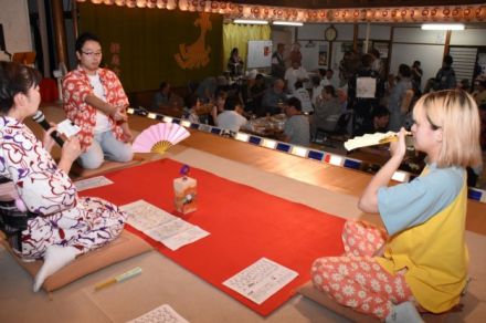 浴衣の芸妓「投扇興」指南 納涼まつり開幕―熱海・見番