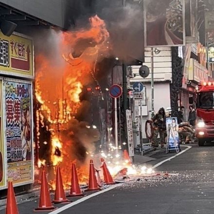 〈歌舞伎町火災〉「ギラギラ」な観光名所ビルが“メラメラ”と燃えて“パチパチ”と火花も…歌舞伎町火災でよみがえる23年前の悲劇