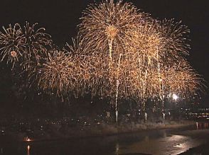 １万発の花火が夜空を彩る　第２回ぎふ長良川花火大会　平和と能登復興願い