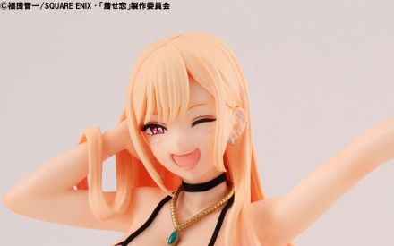 ＜その着せ替え人形は恋をする＞水着姿の喜多川海夢が手のひらフィギュアに　無邪気にピース！