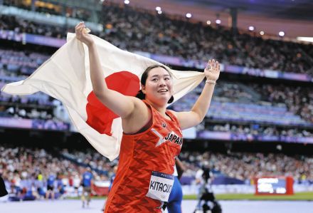 北口榛花の寝そべり『もぐもぐタイム』に癒された、3投目後、うつぶせ姿でカステラをもぐもぐ、縁起ものを食べてエネルギー充填！