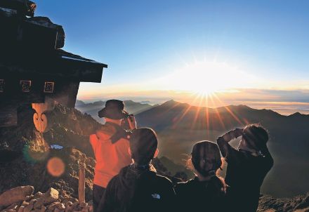 雄山山頂でご来光浴びる　１１日「山の日」