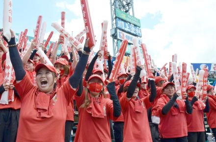 〈2024夏の甲子園〉全国制覇へまず1勝！　7回集中打で逆転「これぞ神村の本領」　赤一色のアルプススタンド、900人の応援団沸く「次もこのまま」