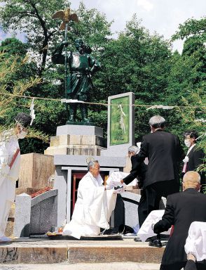 神武天皇像の修復完了　小矢部・城山公園、７カ月ぶり　能登半島地震で足元から倒壊