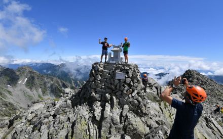 北アルプスに登山者続々　きょう11日は「山の日」