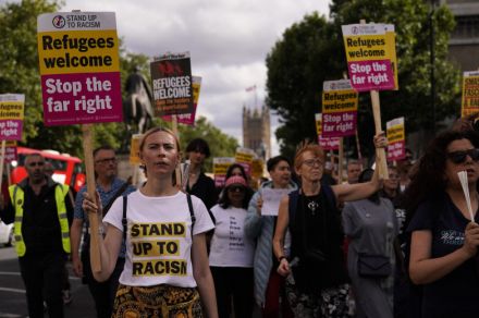 揺れるイギリス　極右暴動に対抗し左派が大規模デモ「移民歓迎」