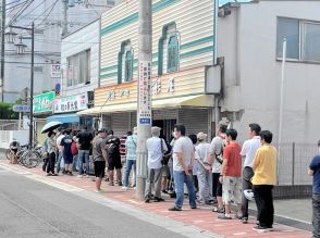 往年のファン別れ惜しみ長蛇の列　福島市の模型の新光堂　１２日歴史に幕