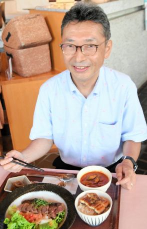 小泉八雲が愛したグルメ　「八雲御膳」をひ孫の凡さん試食