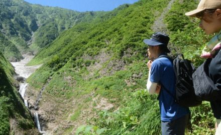 夏真っ盛り、だけどここは別世界　冷風吹き抜ける絶景「万年雪」