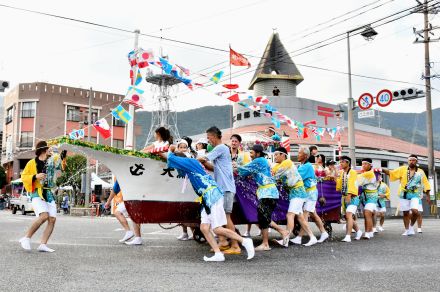 3町で祭りにぎわう　パレードや相撲大会など　瀬戸内、喜界、与論