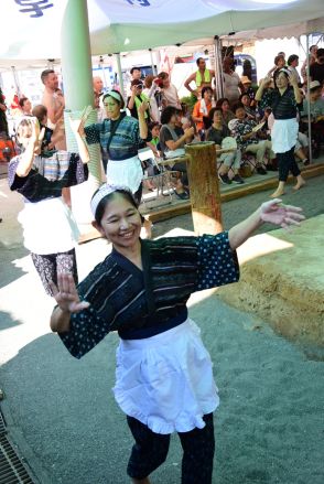 「豊年祭」シーズン開幕　無形文化財の稲すり踊り披露　宇検村芦検