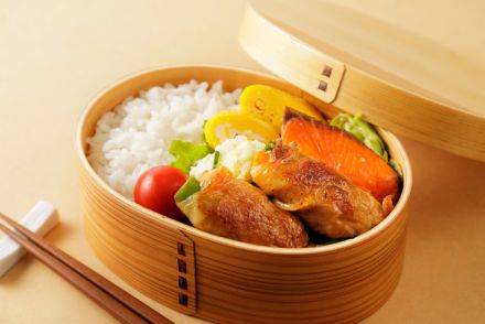 節約のために毎日「手作り弁当」を持参している同僚。夏場は衛生的にも「社食」がいいと思うのですが…1ヶ月で昼食代はどれくらい違いますか？