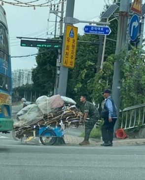 猛暑の中「古紙リヤカー」引く高齢者を助けた韓国海兵隊員…「温かい！」の声