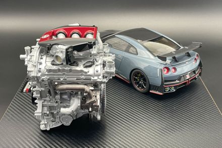 日産「GT-R」と「フェアレディZ」ファンに朗報！「ニスモ40周年記念仕様」の超精密エンジンスケールモデル登場…限定ロゴプレートは今だけです