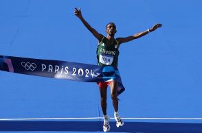 【パリ五輪】男子マラソンのオリンピック記録が更新された瞬間：大会15日目のベストショット