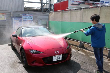 暑いし水を使うからちょうどいい……は間違い！　真夏の炎天下洗車はクルマにダメージを与えるNG行為だった