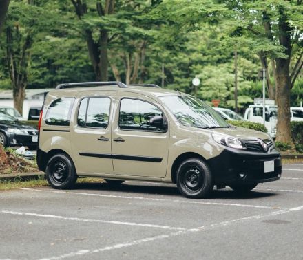 フランス発の商用車「ルノー カングー」が、2人と1匹の暮らしを自由に、快適なものに変えてくれる！【俺たちの“ノリモノ”語り！】