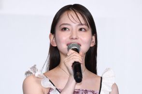 ＜今週のファッションチェック＞山田杏奈　深Vネックワンピのレイヤードコーデ　フリルで可愛く