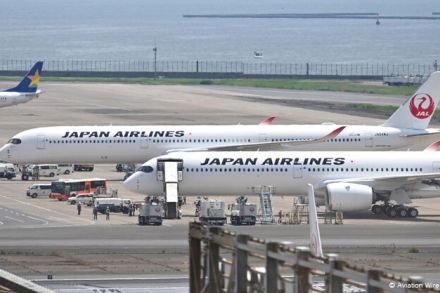 JAL A350-1000、5号機が羽田到着　4号機と並ぶ