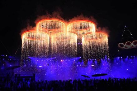 五輪式典で“空を飛んだ”女王と英ムービースターに騒然　粋な演出で世界にインパクト与えた12年前【オリンピック名珍場面】